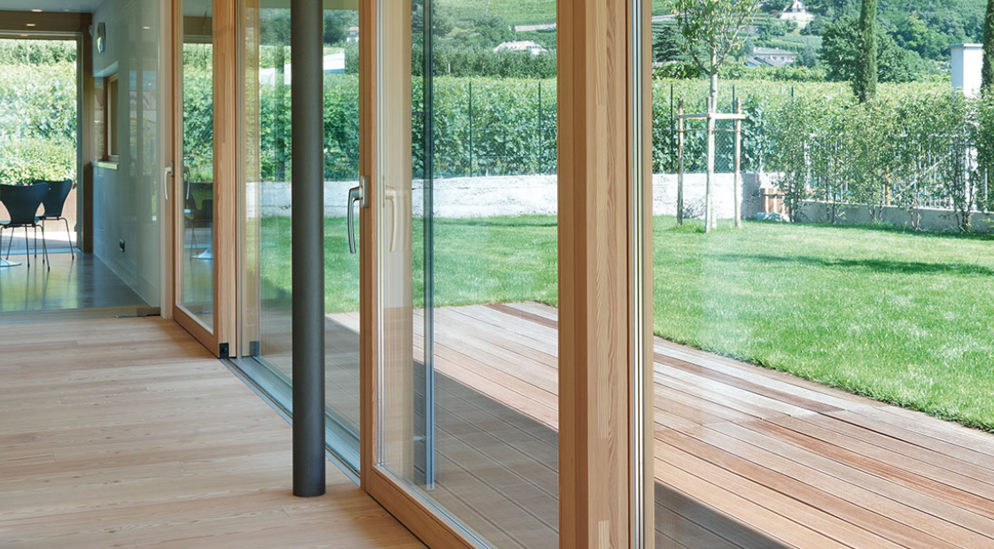 Eine hochwertige Terrassenschiebetür aus der Perspektive von innerhalb des Hauses. 