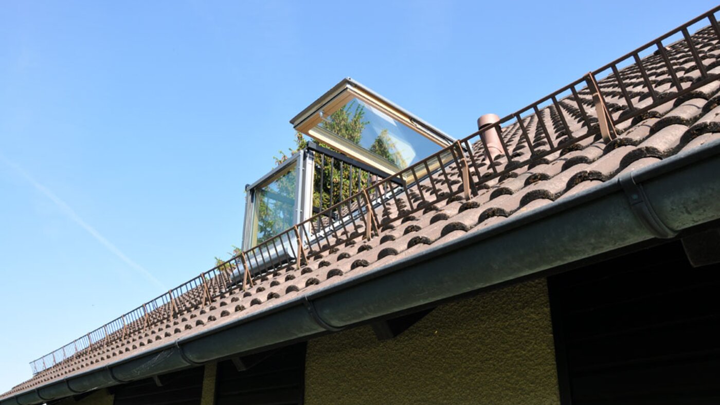 Ein Dachaufstieg mit Estrichfenster