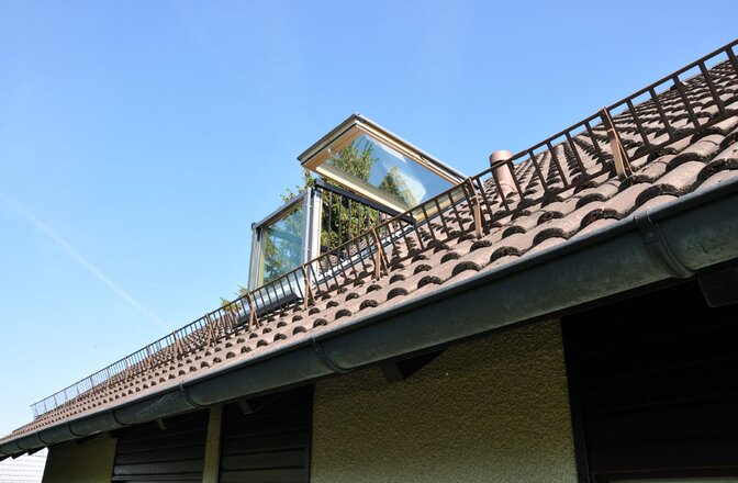 Ein Dachaufstieg mit Estrichfenster